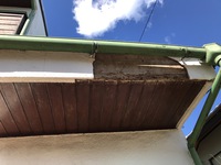 破風が剝れ落ちる様子②