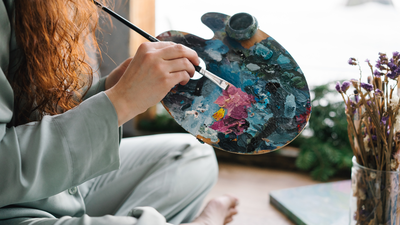 絵を描く女性　アカシックレコード、アカシリーディング、飯田橋サロン