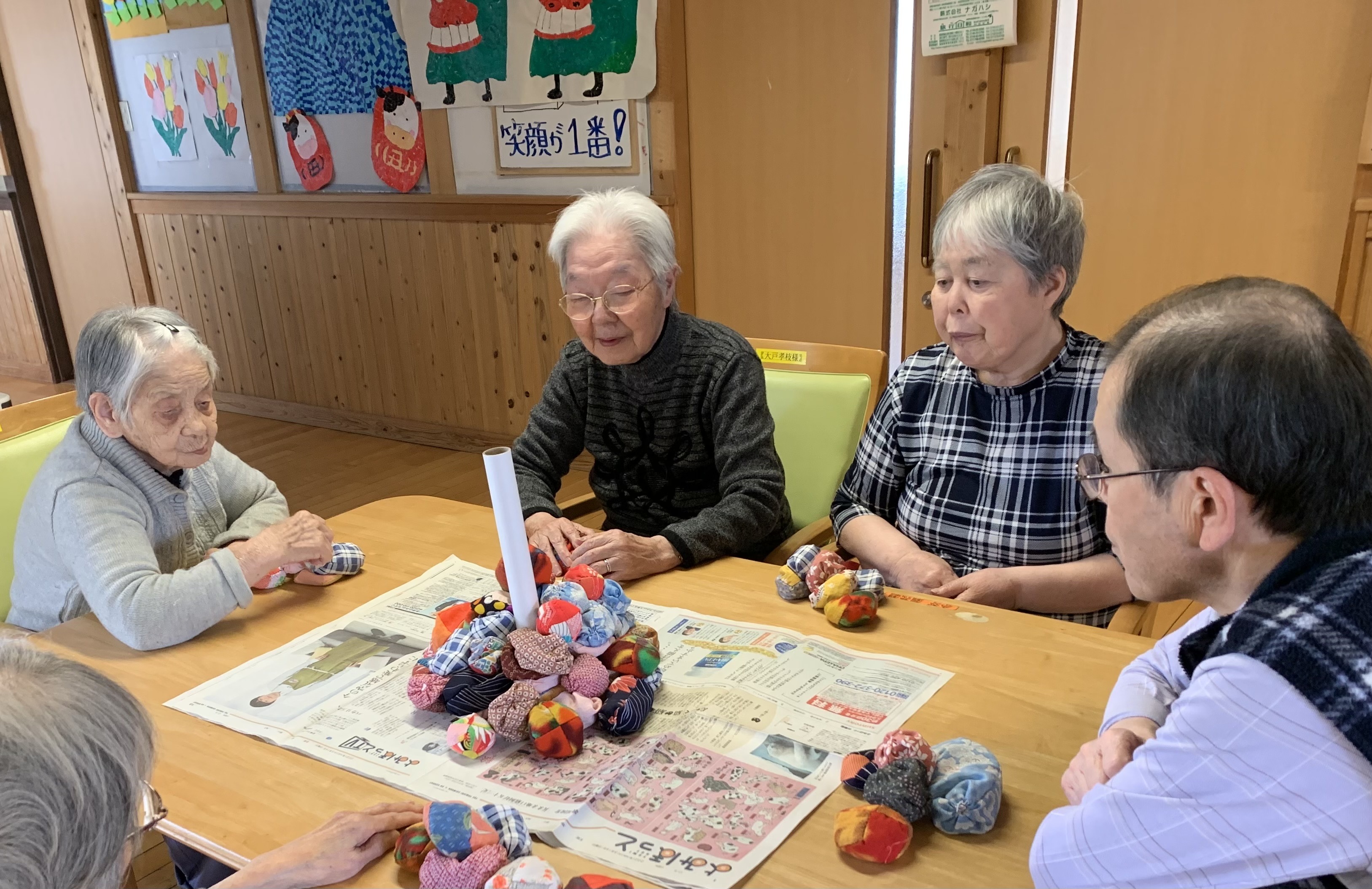 ゲームをしながら団らん!リハビリを兼ねたゲームなど提供しています。 ゲームをしながら団らん!リハビリを兼ねたゲームなど提供しています。