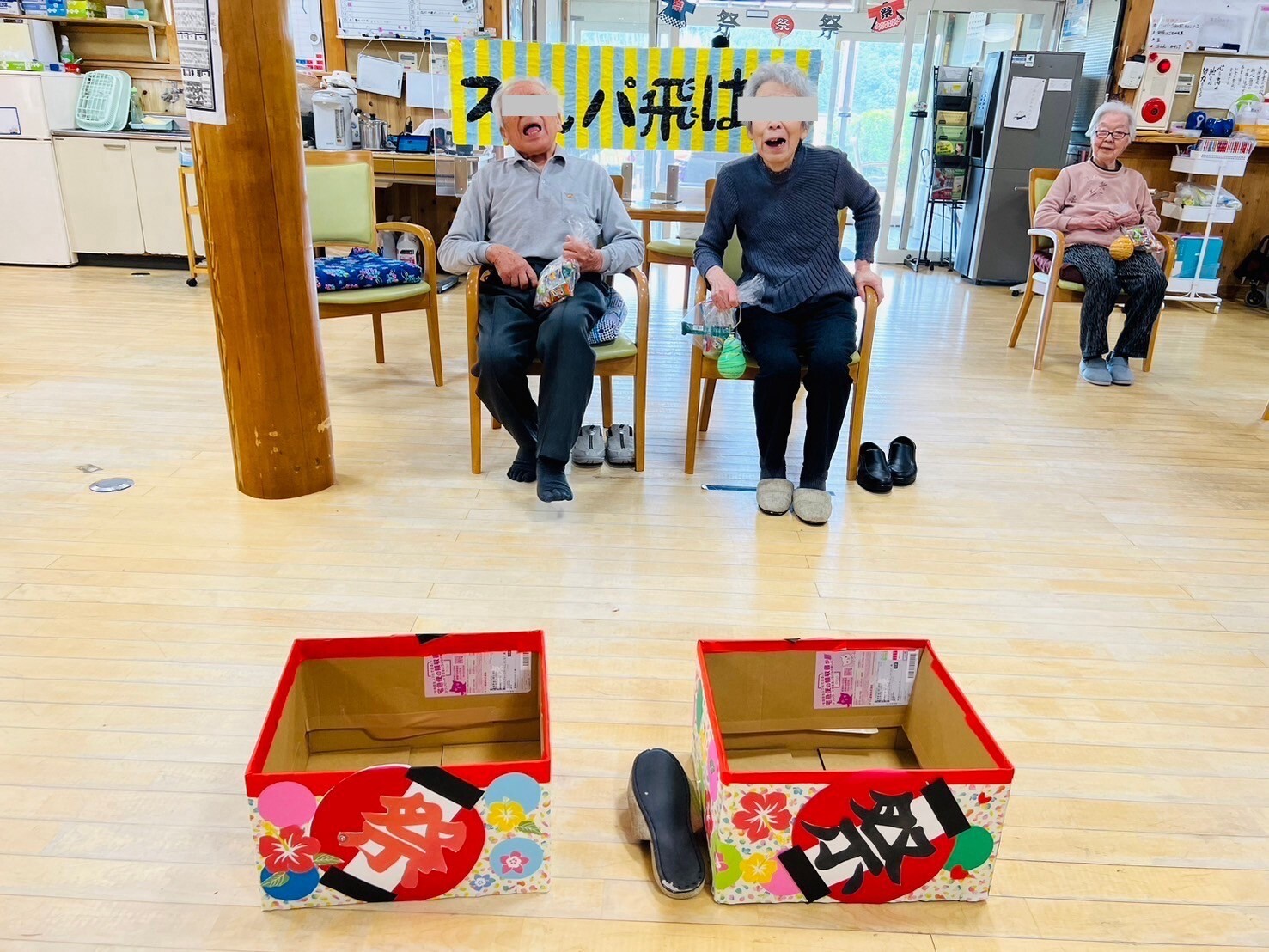 スリッパを前に飛ばすのも難しいのに、箱に入れるのが、もうひとつ難しい!だけど、むきになってしまいます。楽しい! スリッパを前に飛ばすのも難しいのに、箱に入れるのが、もうひとつ難しい!だけど、むきになってしまいます。楽しい!