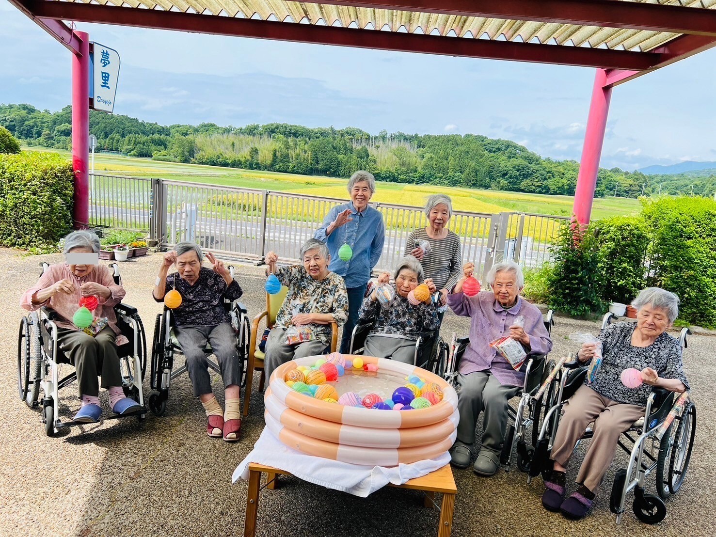 自分の分、孫の分と、ヨーヨーをいっぱい釣って。孫のお土産ができたと嬉しそう。 自分の分、孫の分と、ヨーヨーをいっぱい釣って。孫のお土産ができたと嬉しそう。