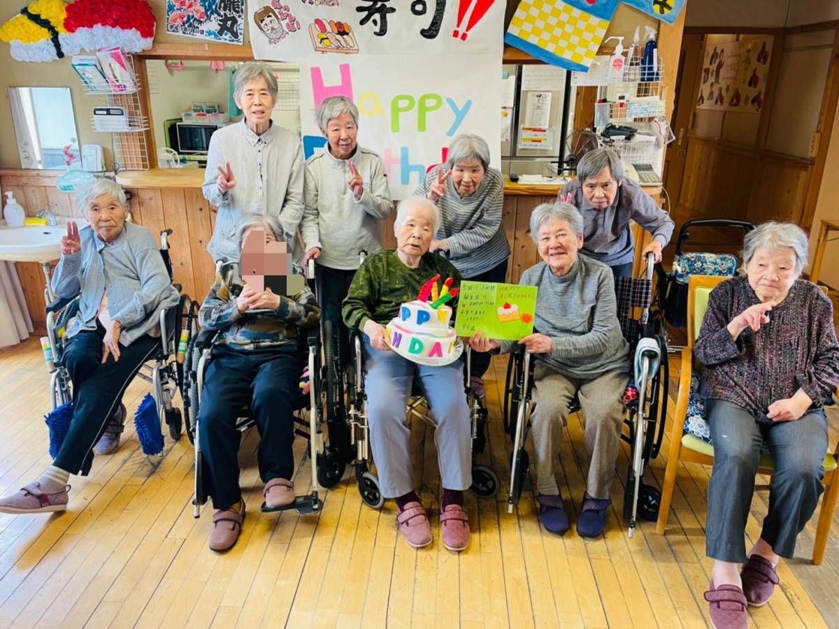 私の誕生会!みんなでお祝い!次はわたしその次はわたし!誕生日はいくつになっても嬉しいものですね!でも、年はとりたくないね! 私の誕生会!みんなでお祝い!次はわたしその次はわたし!誕生日はいくつになっても嬉しいものですね!でも、年はとりたくないね!