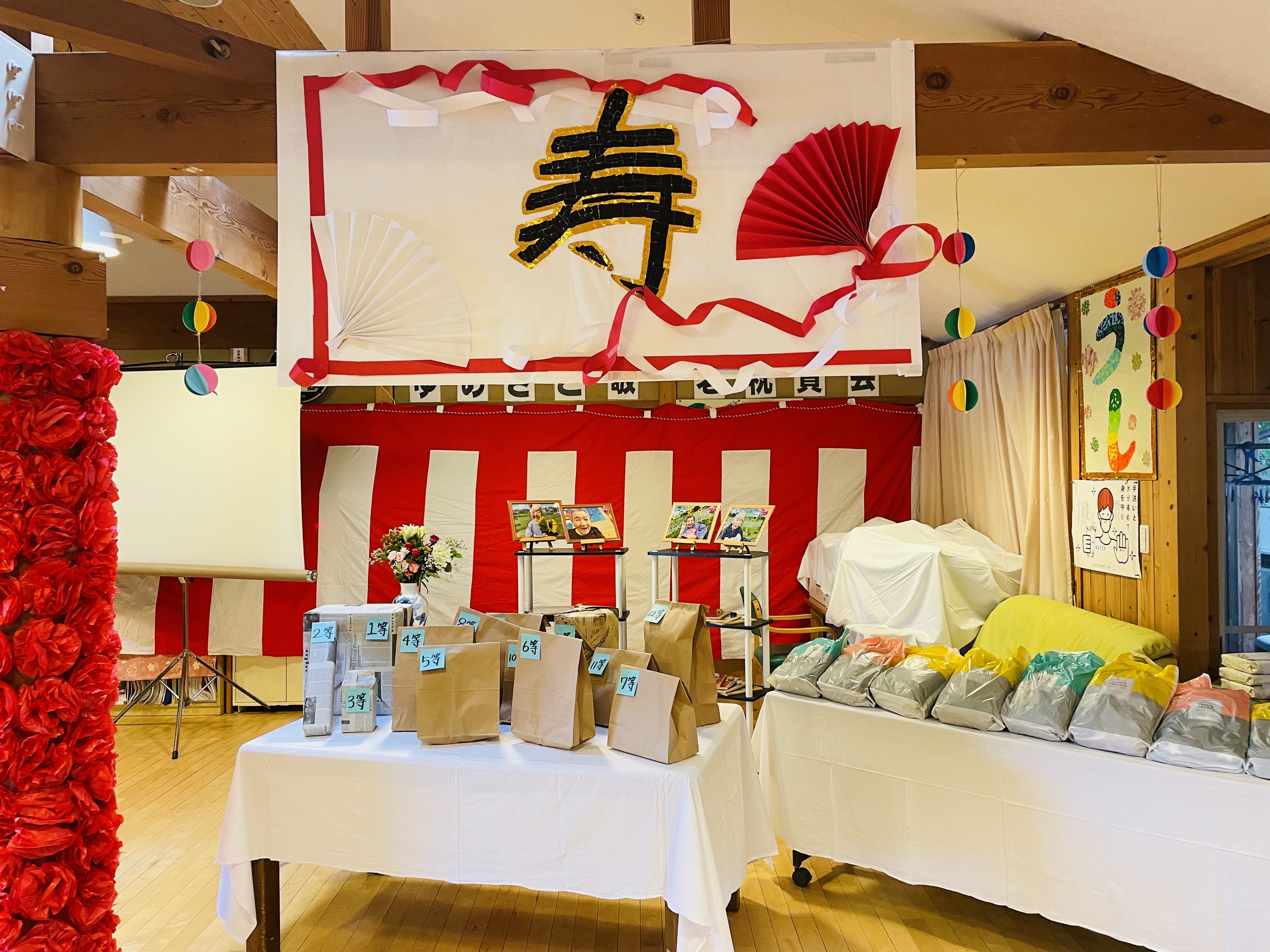 毎年 ゆめさとにとっては年間行事で一番大切な日です。スタッフはこの日を来るのを待ち望み喜んで頂けるようににすばらしい敬老祝賀会になるようにと飾りつけやアトラクションなど考え開催しています。 毎年 ゆめさとにとっては年間行事で一番大切な日です。スタッフはこの日を来るのを待ち望み喜んで頂けるようににすばらしい敬老祝賀会になるようにと飾りつけやアトラクションなど考え開催しています。