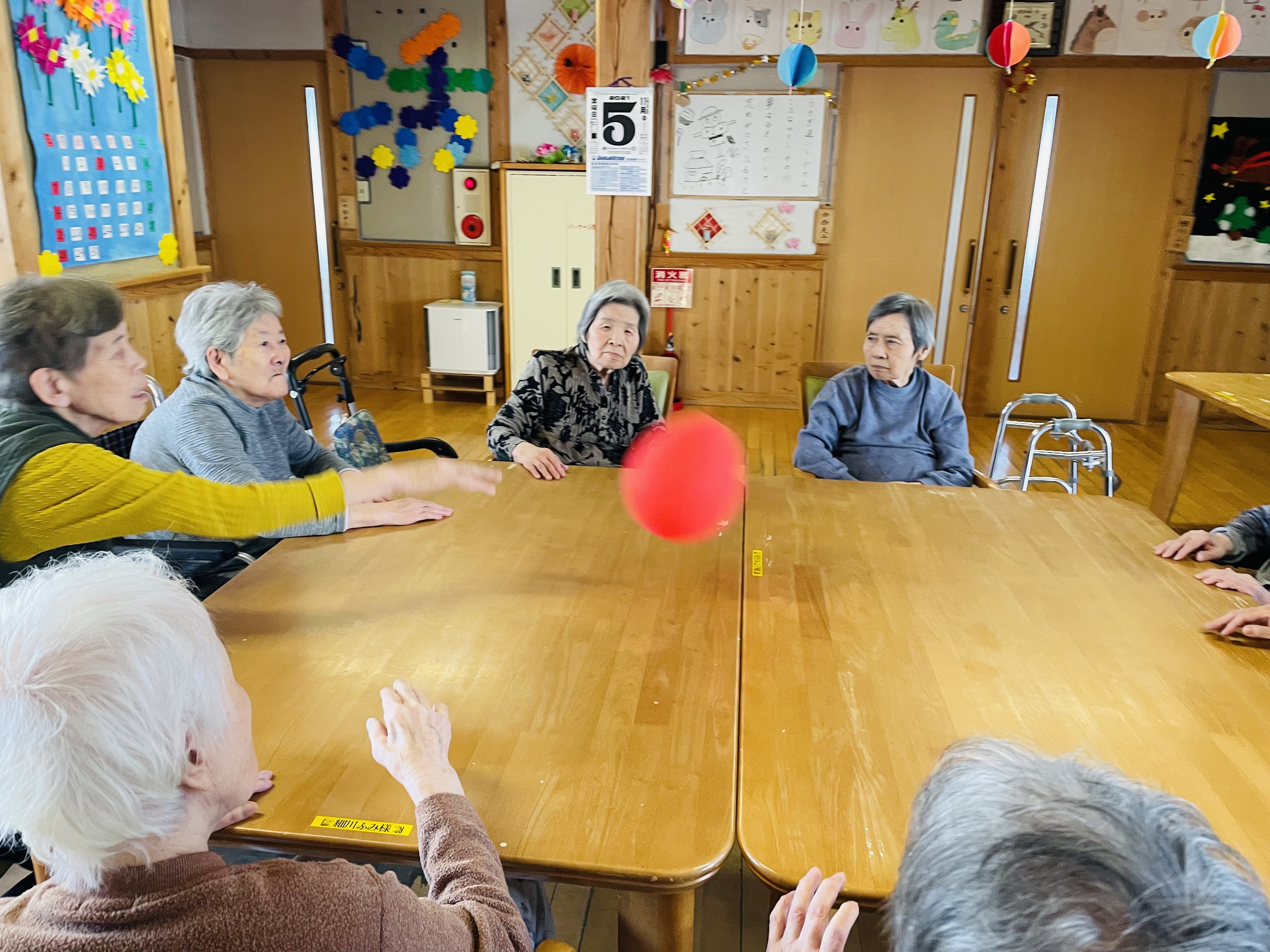 身体機能が低下しないように毎日、体操をしています。体を動かすゲームも欠かせません! 身体機能が低下しないように毎日、体操をしています。体を動かすゲームも欠かせません!