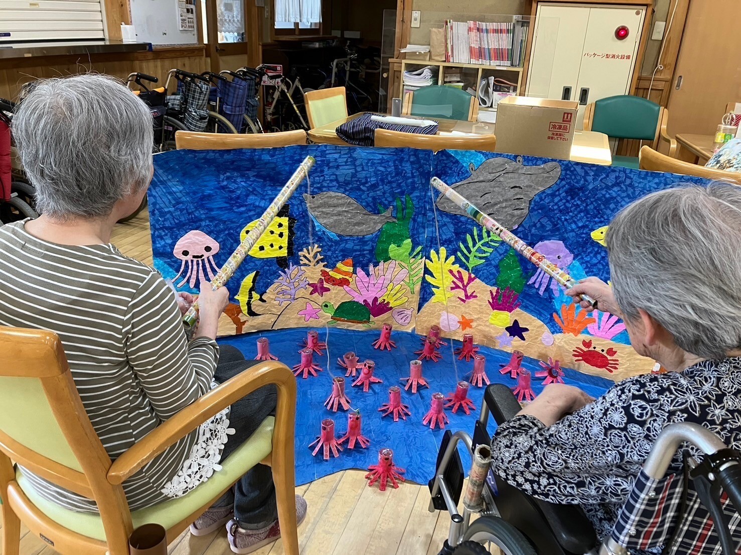 タコをつかむのが、難しいけど集中して、隣の人には負けられません! タコをつかむのが、難しいけど集中して、隣の人には負けられません!