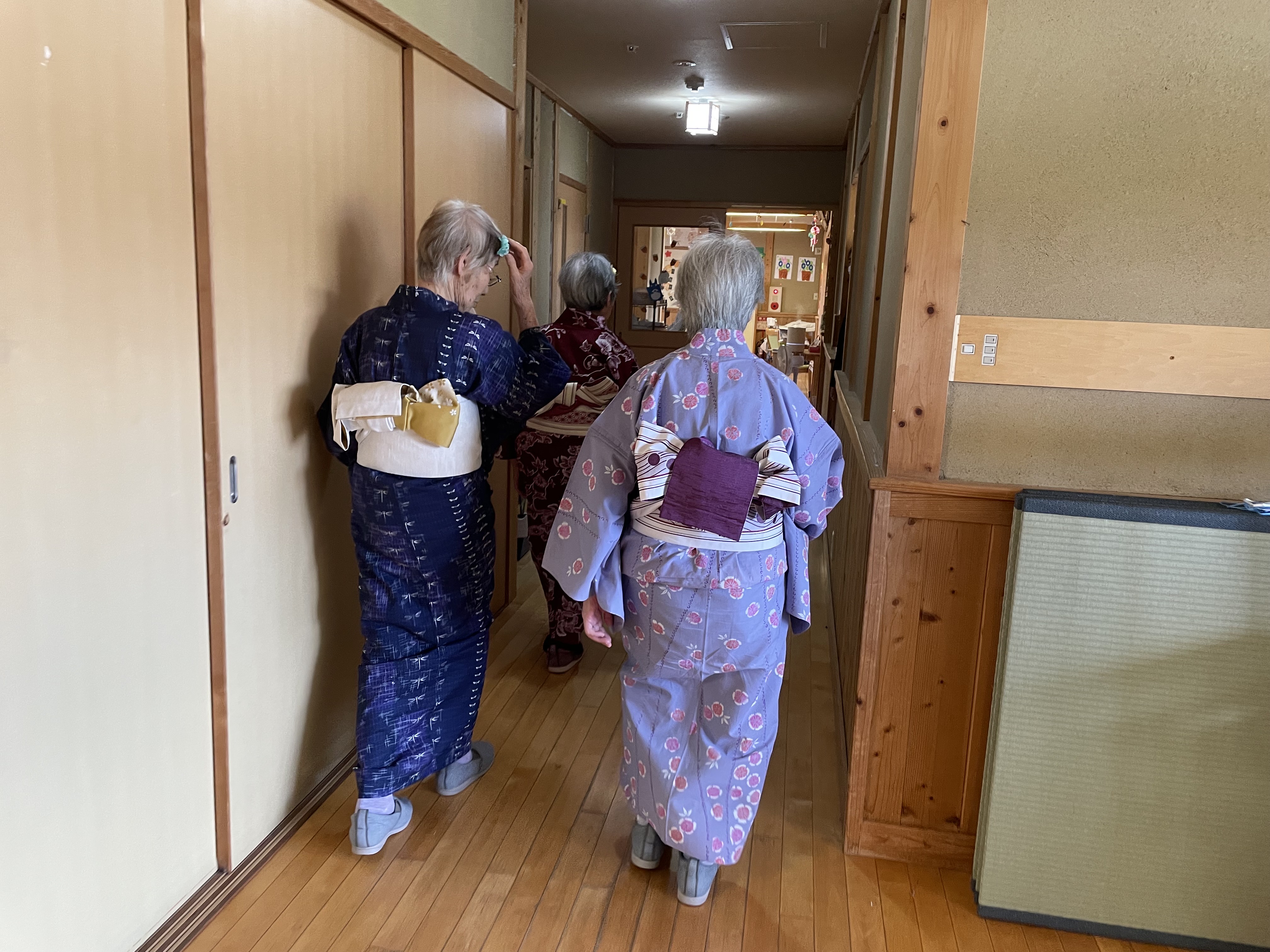 関連施設の花火があるのでみんなで着物を着てお出かけです。 関連施設の花火があるのでみんなで着物を着てお出かけです。