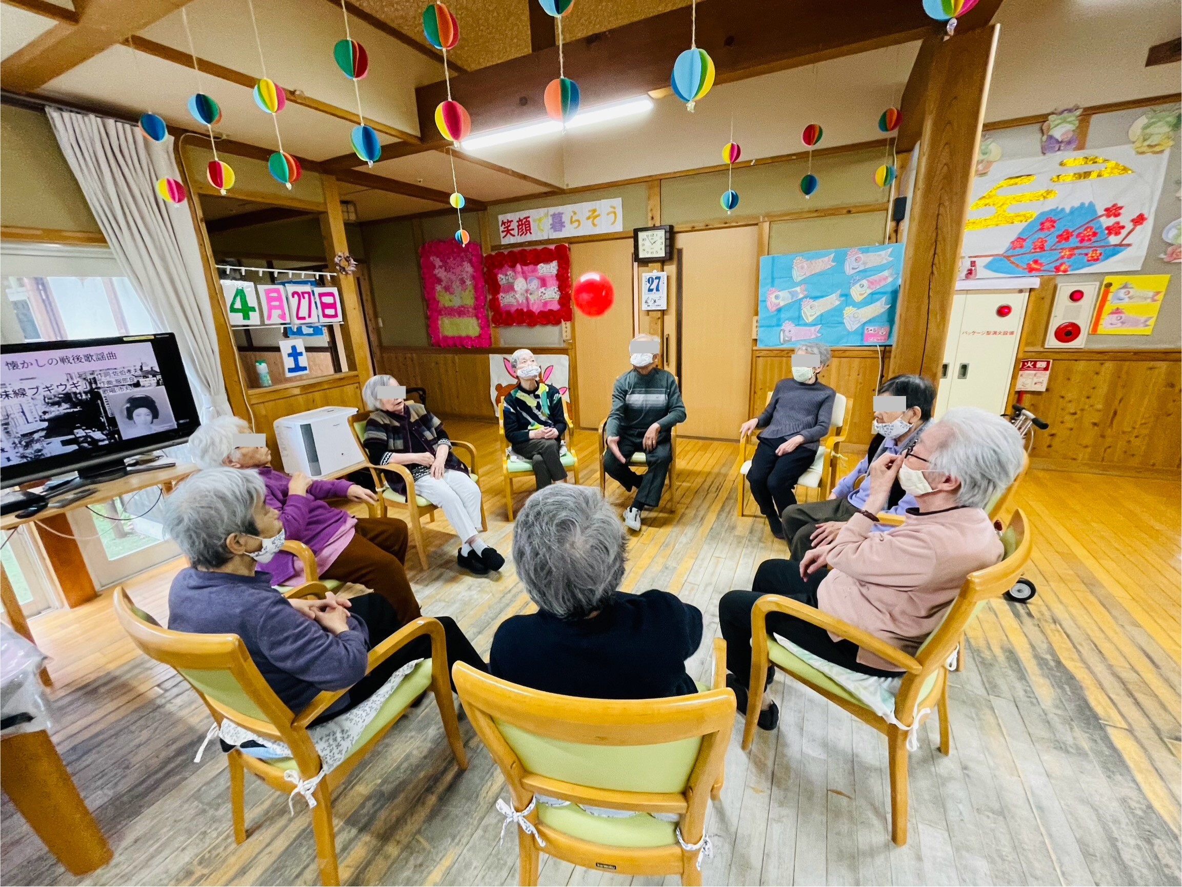 みんなで、昔のことを楽しくおしゃべり。あーやった、こうやったと、話がはずみます。 みんなで、昔のことを楽しくおしゃべり。あーやった、こうやったと、話がはずみます。