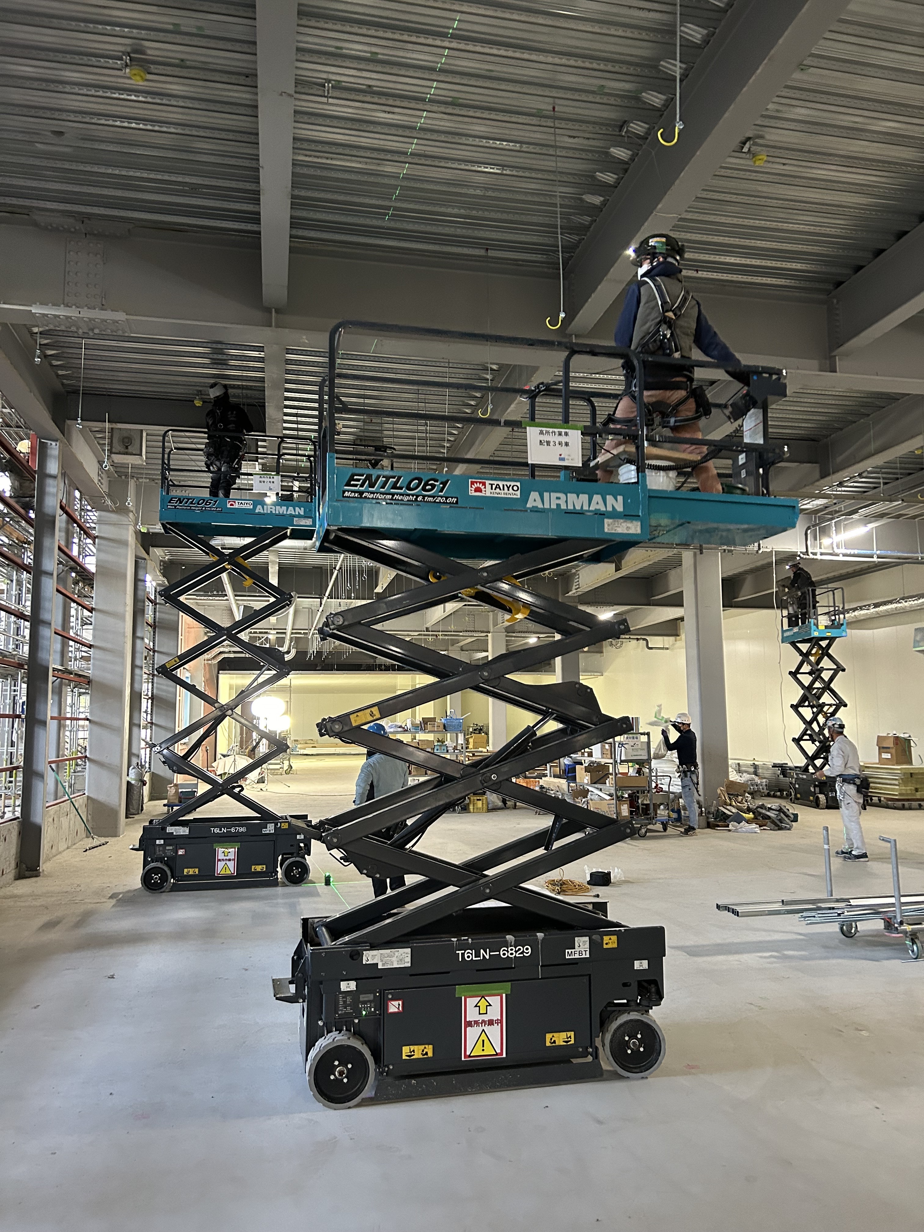 配管用の吊りバンド取付中☻