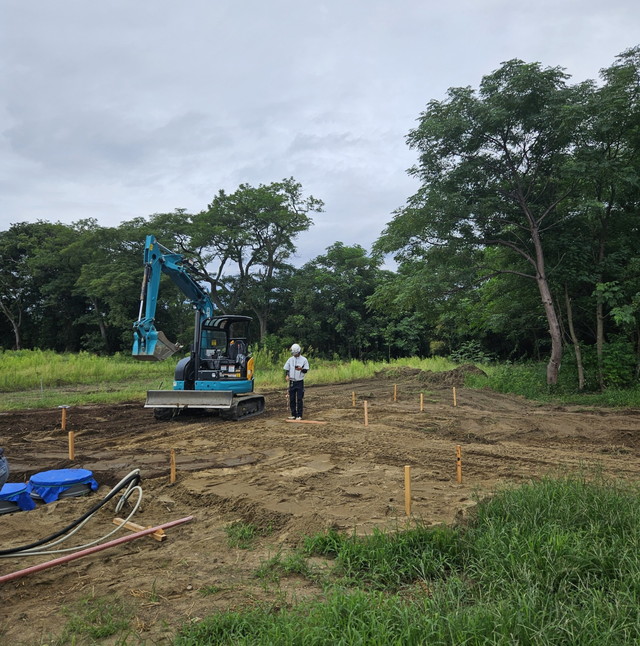 2025年9月11日-琵琶湖レイクサイドグランピング。宿泊棟エリアの整地造成基礎工事。連日の晴天で現場監督も真っ黒に日焼けされてます(滋賀県)