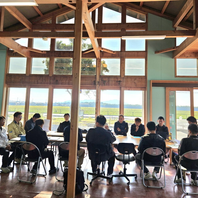 2025年10月30日-来春開業予定の「湖畔グランピングリゾート」。宿泊棟の基礎となるシャーシが納入され始めました。<br />
本日は開発の建築施工チームが集結しての開発工程再調整会議です。ここからは各工事の横連携が重要になってくるので議論にも熱がこもってきました(滋賀県)