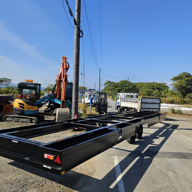 2025年10月30日-来春開業予定の「湖畔グランピングリゾート」。宿泊棟の基礎となるシャーシが納入され始めました。<br />
本日は開発の建築施工チームが集結しての開発工程再調整会議です。ここからは各工事の横連携が重要になってくるので議論にも熱がこもってきました(滋賀県)