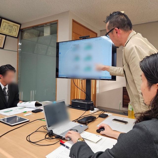 2025年10月24日-往復7時間の列車の旅は長野県案件の全体開発会議。企画設計に至るまでの開発要件整理、条例確認、地域の観光状況確認、類似施設共有など地味だけど非常に重要なファーストステージ作業なんです。企画開発メンバー全員の温度合わせと共に事業主様もご自身の理想とする具体的な施設イメージが固まっていきます(長野県)