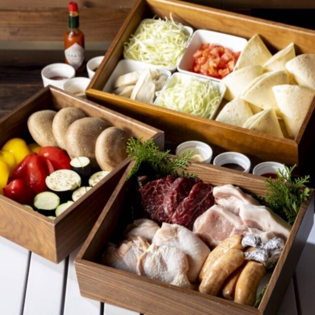 2025年8月26日-NAGI dogglamping enaの10月からのお料理新メニューはアメリカンスタイルBBQ。従来のコース仕立てBBQとの違いは厚切りお肉(牛、豚、鶏)と日本人の味覚にも合うタコス!両BBQ共に念願だった地元でしか味わえない「三浦豚」を採用。