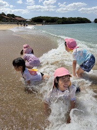 海で波に洗われてます