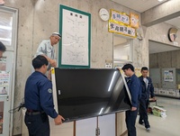 曙小学校モニター寄贈_取付