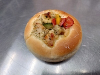 彩り野菜とグリルチキンのパン